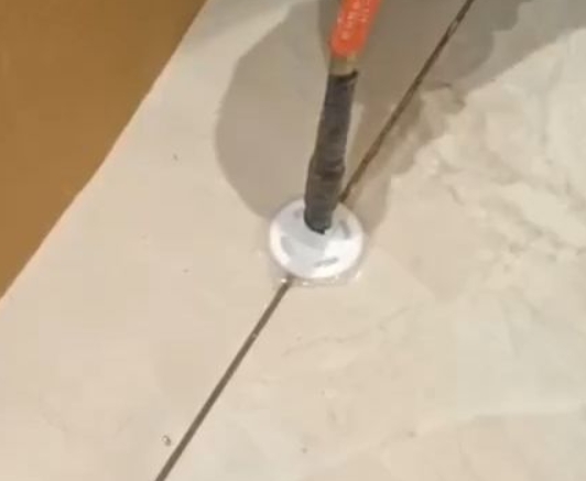 番禺瓷砖空鼓维修公司专业解答瓷砖在铺贴过程中，如果没有涂抹均匀到位的粘结材料（如水泥砂浆或瓷砖胶），可能会导致以下问题